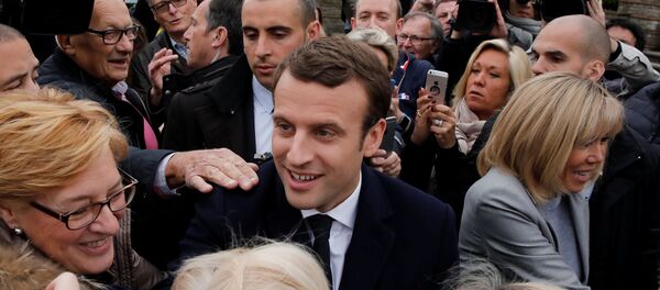 إيمانويل ماكرون بعد الإدلاء بصوته في الانتخابات الفرنسية إيمانويل ماكرون بعد الإدلاء بصوته في الانتخابات الفرنسية - سبوتنيك عربي