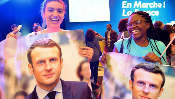 أنصار المرشح للانتخابات الرئاسية الفرنسية إيمانويل ماكرون، باريس، فرنسا - سبوتنيك عربي