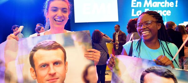 أنصار المرشح للانتخابات الرئاسية الفرنسية إيمانويل ماكرون، باريس، فرنسا - سبوتنيك عربي