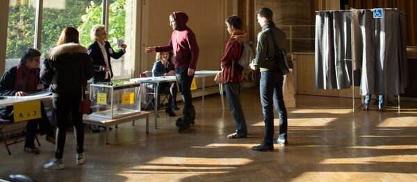 الفرنسيون يدلون بصوتهم في صنادق الاقتراع، الانتخابات الرئاسية الفرنسية، باريس، فرنسا - سبوتنيك عربي