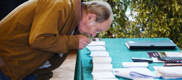 الفرنسيون يدلون بصوتهم في صنادق الاقتراع، الانتخابات الرئاسية الفرنسية، باريس، فرنسا - سبوتنيك عربي