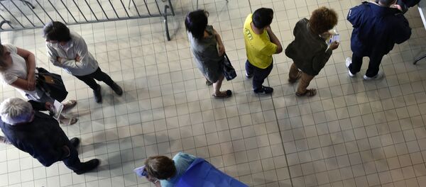 الفرنسيون يدلون بصوتهم في صنادق الاقتراع، الانتخابات الرئاسية الفرنسية، باريس، فرنسا - سبوتنيك عربي