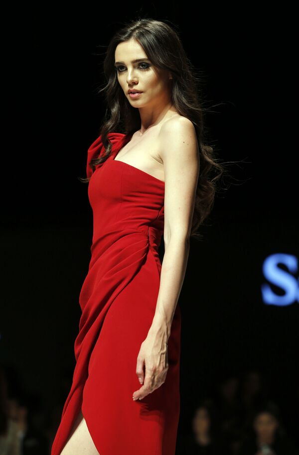 عارضة أزياء تقدّم مجموعة تصاميم أزياء للمصمم الفرنسي ساكينة خلال عرض أسبوع الموضة في بيروت، لبنان 22 أبريل/ نيسان 2017 - سبوتنيك عربي