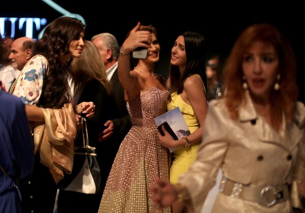 الحضور خلال عرض أسبوع الموضة في بيروت، لبنان 19 أبريل/ نيسان 2017 - سبوتنيك عربي