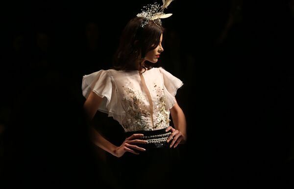 عارضة أزياء تقدّم مجموعة تصاميم أزياء للمصصم حنا توما خلال عرض أسبوع الموضة في بيروت، لبنان 19 أبريل/ نيسان 2017 - سبوتنيك عربي