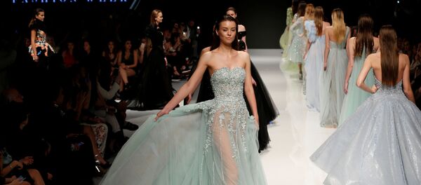 عارضة أزياء تقدّم مجموعة تصاميم أزياء للمصصم اللبناني عبد محفوظ خلال عرض أسبوع الموضة في بيروت، لبنان 18 أبريل/ نيسان 2017 - سبوتنيك عربي