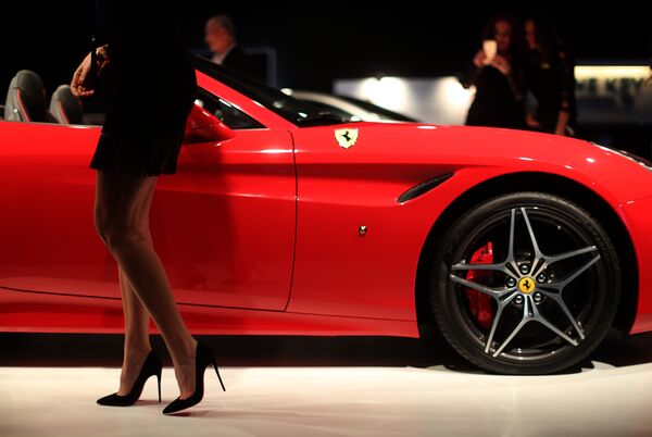 امرأة لبنانية تسير بجوار سيارة فيراري خلال عرض أسبوع الموضة في بيروت، لبنان 19 أبريل/ نيسان 2017 - سبوتنيك عربي