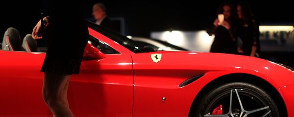 امرأة لبنانية تسير بجوار سيارة فيراري خلال عرض أسبوع الموضة في بيروت، لبنان 19 أبريل/ نيسان 2017 - سبوتنيك عربي