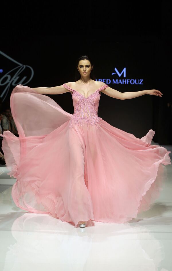 عارضة أزياء تقدّم مجموعة تصاميم أزياء للمصصم اللبناني عبد محفوظ خلال عرض أسبوع الموضة في بيروت، لبنان 18 أبريل/ نيسان 2017 - سبوتنيك عربي