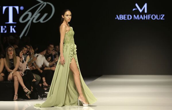 عارضة أزياء تقدّم مجموعة تصاميم أزياء للمصصم اللبناني عبد محفوظ خلال عرض أسبوع الموضة في بيروت، لبنان 18 أبريل/ نيسان 2017 - سبوتنيك عربي