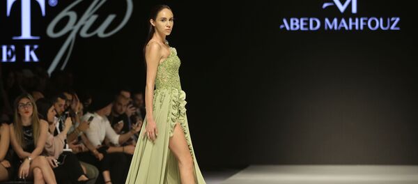 عارضة أزياء تقدّم مجموعة تصاميم أزياء للمصصم اللبناني عبد محفوظ خلال عرض أسبوع الموضة في بيروت، لبنان 18 أبريل/ نيسان 2017 - سبوتنيك عربي