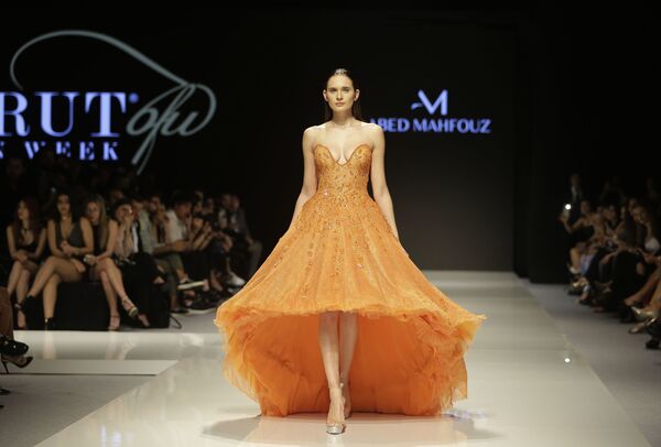 عارضة أزياء تقدّم مجموعة تصاميم أزياء للمصصم اللبناني عبد محفوظ خلال عرض أسبوع الموضة في بيروت، لبنان 18 أبريل/ نيسان 2017 - سبوتنيك عربي