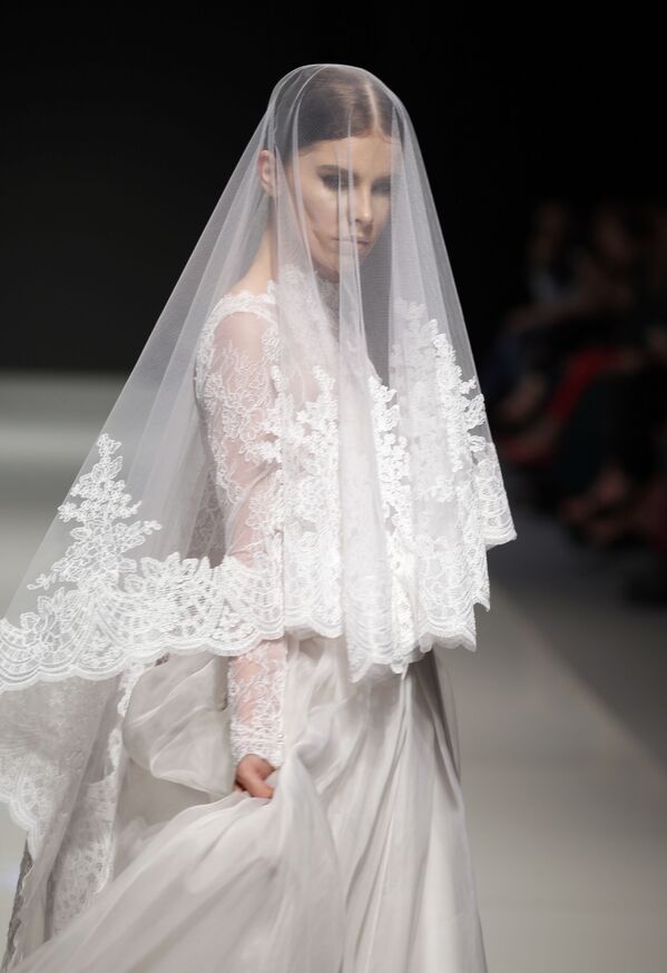 عارضة أزياء تقدّم مجموعة تصاميم أزياء للمصمم الفرنسي ساكينة خلال عرض أسبوع الموضة في بيروت، لبنان 22 أبريل/ نيسان 2017 - سبوتنيك عربي