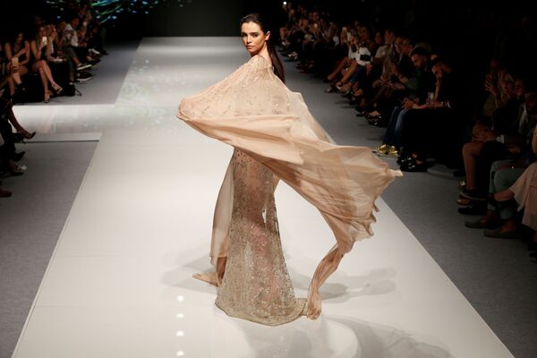 عارضة أزياء تقدّم مجموعة تصاميم أزياء للمصصم اللبناني عبد محفوظ خلال عرض أسبوع الموضة في بيروت، لبنان 18 أبريل/ نيسان 2017 - سبوتنيك عربي