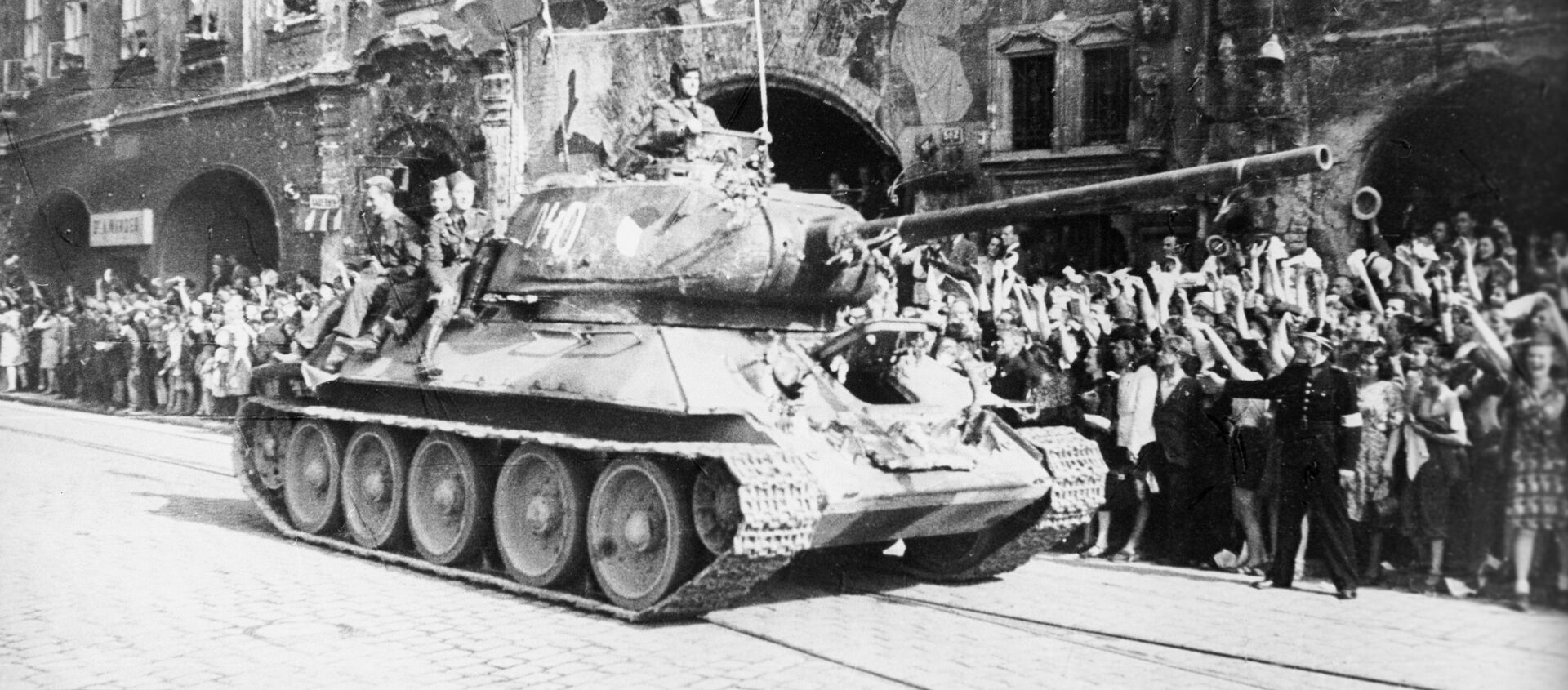 الدبابة السوفيتية تي-34، وهي من أفضل ما امتلكه الجيش الأحمر خلال الحرب العالمية الثانية، وهنا تدخل العاصمة التشيكية براغ، مايو/ آيار 1945 - سبوتنيك عربي, 1920, 30.07.2020