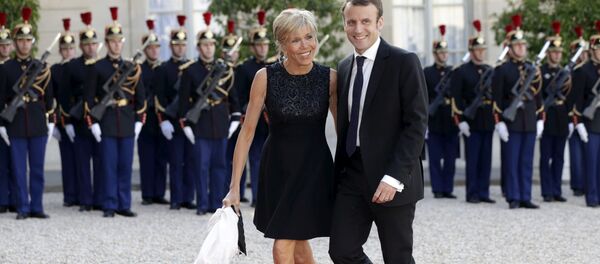 إيمانويل ماكرون وزوجته بريجيت ترونيو - سبوتنيك عربي