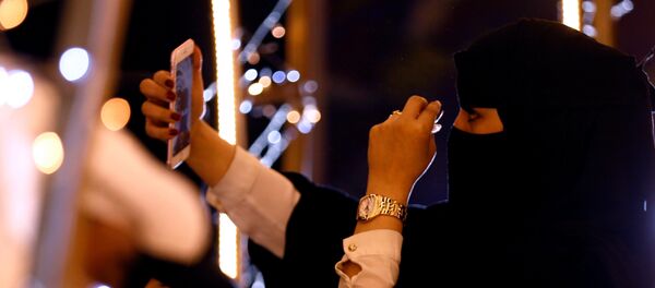 سيدة سعودية تلتقط السيلفي - سبوتنيك عربي