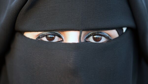 إمرأة منقبة تظهر عيناها فقط - سبوتنيك عربي
