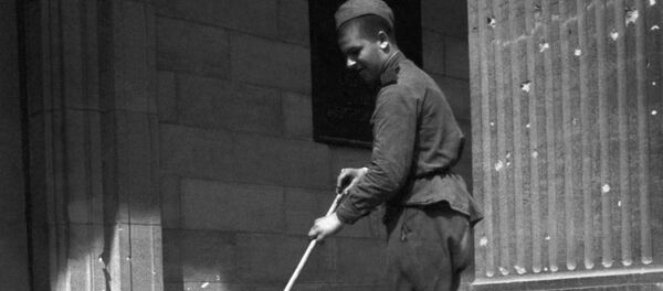 جندي روسي عند مدخل مكتب رئيس وزراء ألمانيا النازية في برلين - سبوتنيك عربي