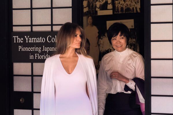 Первая леди США Меланья Трамп с женой премьер-министра Японии Синдзо Абэ Аки Абэ во время поездки в музей Мориками и японские сады в Делрей-Бич, Флорида - سبوتنيك عربي