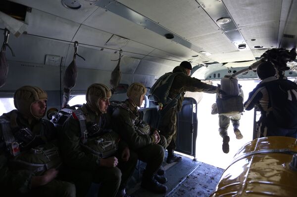 قوات الإنزال الجوي الروسية تيرميناتور لمروحيات (مي-8 أ ام تي اش) التابعة لقوات الإقليم الجنوبي من الجيش الروسي خلال التدريبات العسكرية في كراسنودارسكي كراي - سبوتنيك عربي