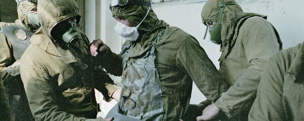 كارثة تشيرنوبيل - أشخاص يرتدون زيا واقيا قبل العمل على إزالة الأجزاء التالفة من سقف المفاعل الذري لمحطة تشيرنوبيل - سبوتنيك عربي