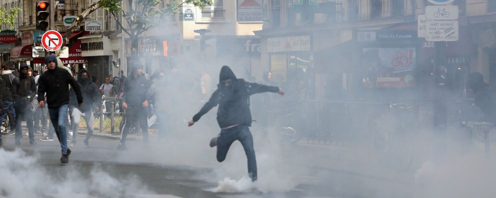 تظاهرات لطلاب المدارس في باريس ضد المرشحان للانتخابات الرئاسية الفرنسية مارين لوبان وإيمانويل ماكرون، 27 أبريل/ نيسان 2017 - سبوتنيك عربي, 1920, 18.09.2025