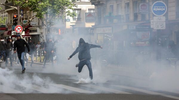 تظاهرات لطلاب المدارس في باريس ضد المرشحان للانتخابات الرئاسية الفرنسية مارين لوبان وإيمانويل ماكرون، 27 أبريل/ نيسان 2017 - سبوتنيك عربي