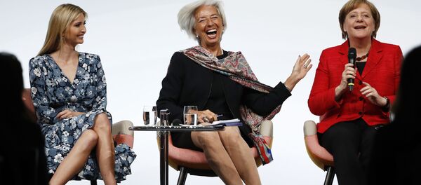 مساعدة الرئيس الأمريكي إيفانكا ترامب، ومدير العام لمنظمة النقد الدولية كريستين لاغارد، ومستشارة ألمانيا أجيلا ميركل تضحكن خلال قمة الـ 20 لتطوير المرأة في برلين، ألمانيا 25 أبريل/ نيسان 2017 - سبوتنيك عربي