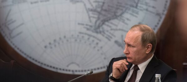 الرئيس الروسي فلاديمير بوتين خلال اجتماع المجلس السياسي لجمعية الجغرافيين الروس بمدينة سان بطرسبورغ، روسيا - سبوتنيك عربي