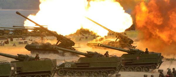 مناورات عسكرية بمناسبة الذكرى الـ 85 لتأسيس الجيش الشعبي الكوري، كوريا الشمالية 26 أبريل/ نيسان 2017 - سبوتنيك عربي