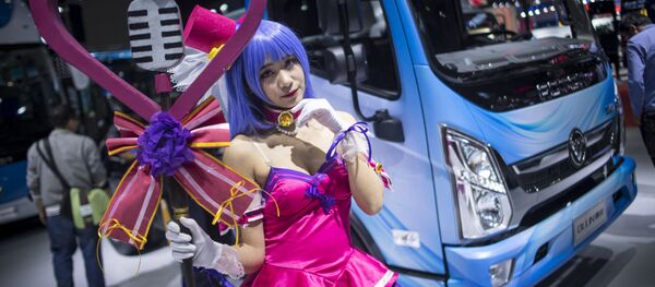 فتاة تقف على خلفية سيارة صينية Beiqi Foton Motor في الذكرى الوطنية الـ 17 لانتاج السيارات في شنغهاي، 24 أبريل/ نيسان 2017 - سبوتنيك عربي