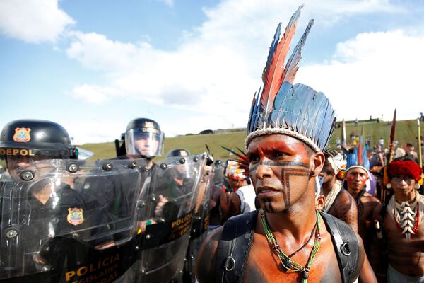 الهنود البرازيليون خلال مظاهرة ضد انتهاك حقوق الأقليات - السكان الأصليين في برازيليا، البرازيل 25 أبريل/ نيسان 2017 - سبوتنيك عربي