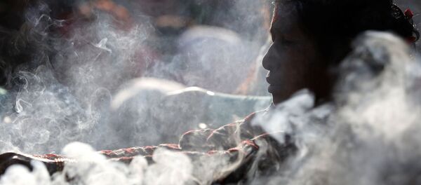 فتاة تحيي ذكرى رحيل والدتها في النيبال  - سبوتنيك عربي