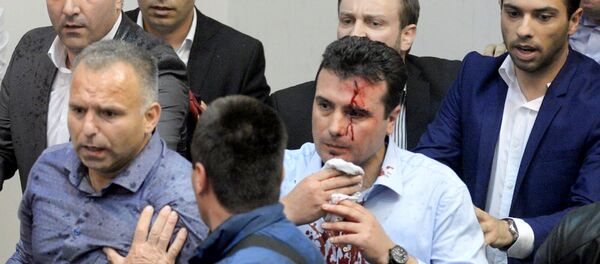 زعيم معارضة مقدونيا زوران زايف بعد تعرضه لاعتداء - سبوتنيك عربي