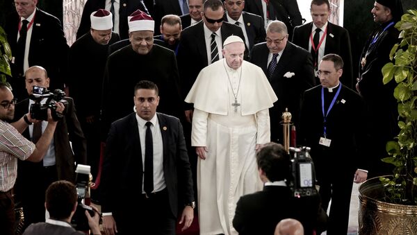 لقاء بابا الفاتيكان وإمام الأزهر الشيخ أحمد الطيب في القاهرة - البابا فرنسيس - سبوتنيك عربي