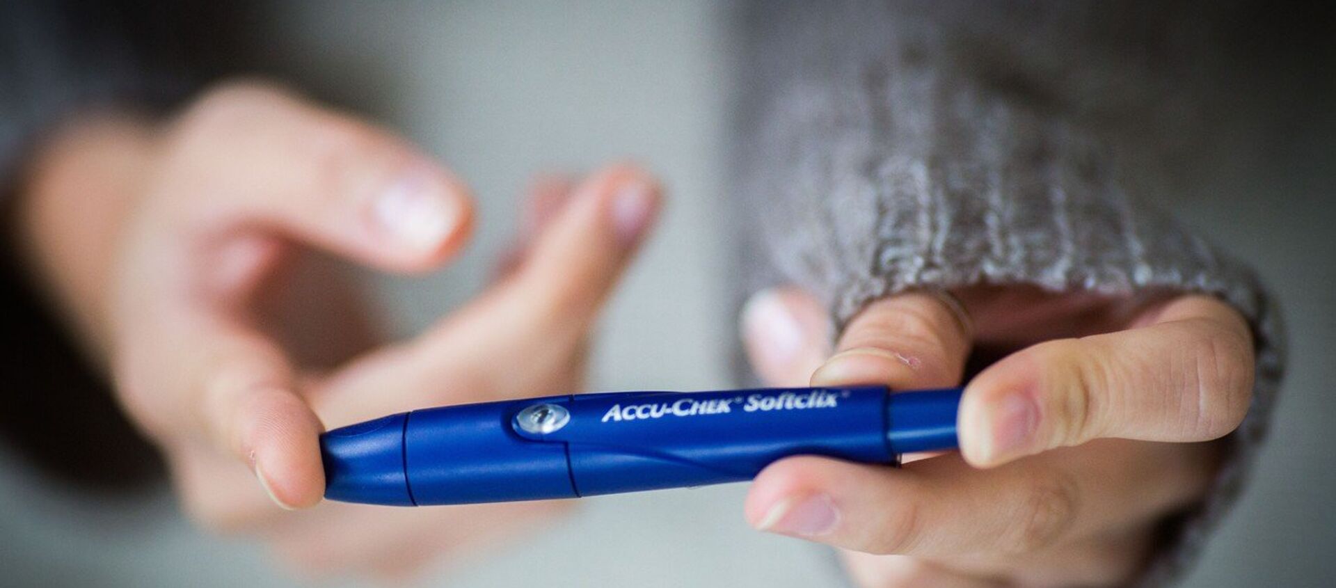 A diabetic person is checking her blood sugar level. - سبوتنيك عربي, 1920, 29.04.2017