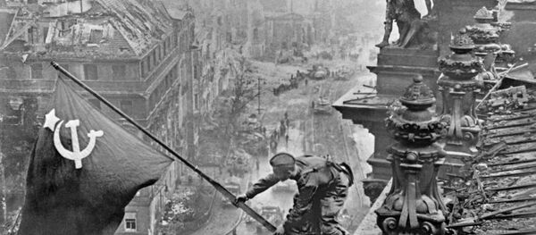 رفع راية النصر - العلم الأحمر - فوق مبنى الرايخستاغ بمدينة برلين، مايو/ آيار 1945 - سبوتنيك عربي
