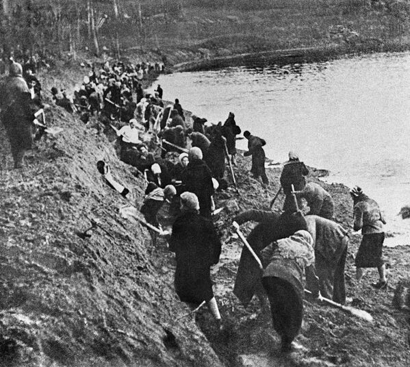 نساء موسكو يحفرن خنادق دفاعية، عام 1941 - سبوتنيك عربي