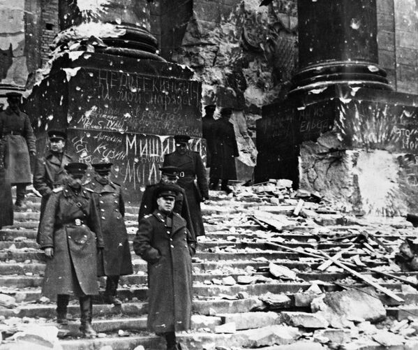 قائد القوات العسكرية مارشال الاتحاد السوفيتي جيورجي جوكوف (وسط الصورة) والجنرال ن. إ. بيرزارين وآرتور بيك، أمام مبنى الرايخستاغ، ألمانيا 1945 - سبوتنيك عربي