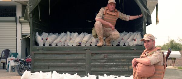 توزيع القوات الروسية المساعدات الإنسانية على السوريين في بلدة سقوبين، سوريا - سبوتنيك عربي