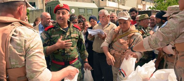 توزيع القوات الروسية المساعدات الإنسانية على السوريين في بلدة سقوبين، سوريا توزيع القوات الروسية المساعدات الإنسانية على السوريين في بلدة سقوبين، سوريا - سبوتنيك عربي