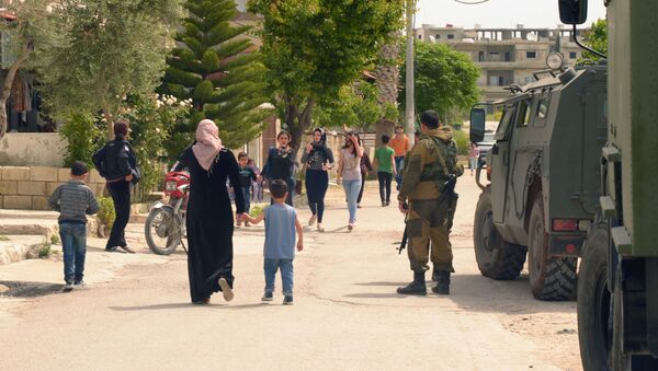 توزيع القوات الروسية المساعدات الإنسانية على السوريين في بلدة سقوبين، سوريا - سبوتنيك عربي