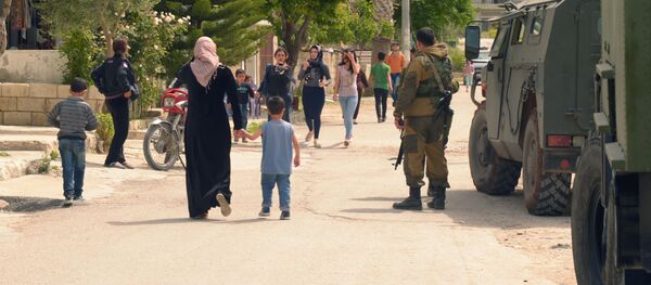 توزيع القوات الروسية المساعدات الإنسانية على السوريين في بلدة سقوبين، سوريا توزيع القوات الروسية المساعدات الإنسانية على السوريين في بلدة سقوبين، سوريا - سبوتنيك عربي