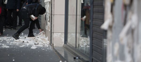 مظاهرات باريس - اشتباكات بين المتظاهرين والشرطة الفرنسية في باريس - سبوتنيك عربي