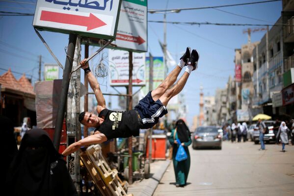 الفلسطيني محمد الحر خلال ممارسته لرياضة الباركور في مخيم النصيرات للاجئين في قطاع غزة، فلسطين 2 مايو/ آيار 2017 - سبوتنيك عربي