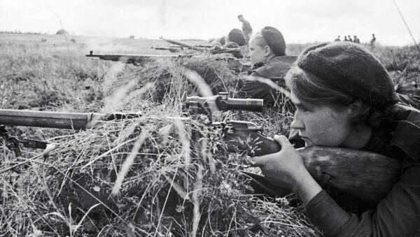 الحرب الوطنية العظمى (1941-1945) - الفوج الثالث من القناصات في الجبهة القتالية في حي كالينينسك شمال لينينغراد (سان بطرسبورغ الحالية) - سبوتنيك عربي