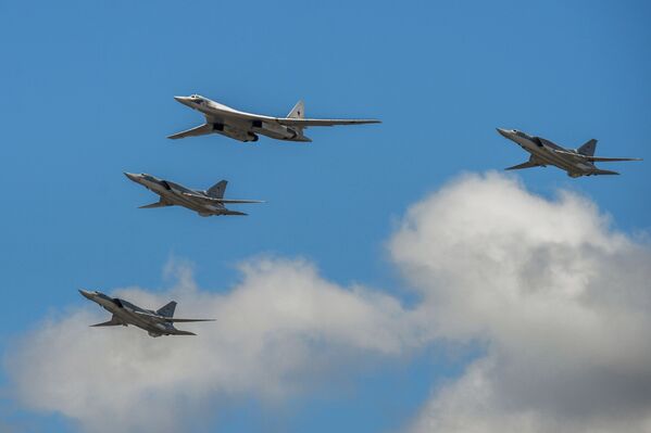 تدريبات العرض الجوي العسكري بمناسبة عيد النصر - القاذفات الاستراتيجية تو-160 (نيكولاي كوزنيستوف) وقاذفات من طراز تو-22إم3 تحلق فوق الساحة الحمراء في موسكو - سبوتنيك عربي