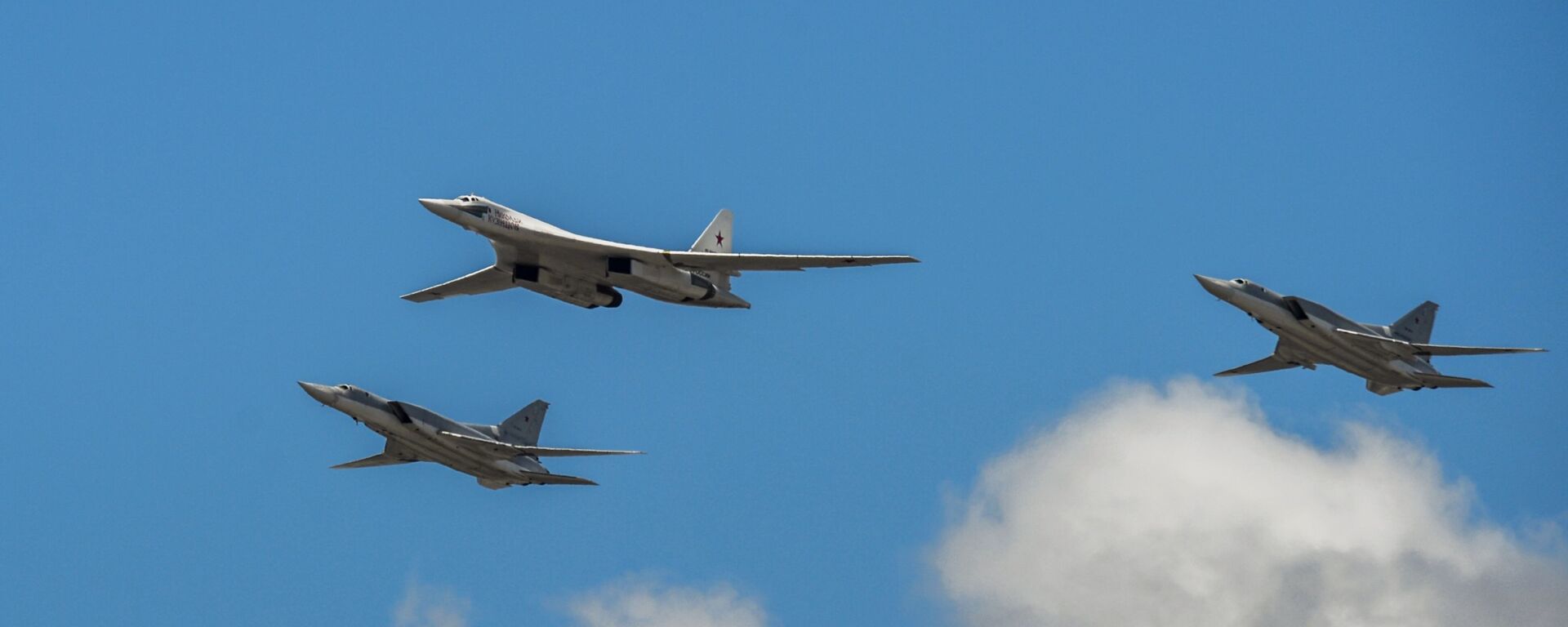 تدريبات العرض الجوي العسكري بمناسبة عيد النصر - القاذفات الاستراتيجية تو-160 (نيكولاي كوزنيستوف) وقاذفات من طراز تو-22إم3 تحلق فوق الساحة الحمراء في موسكو - سبوتنيك عربي, 1920, 18.08.2025