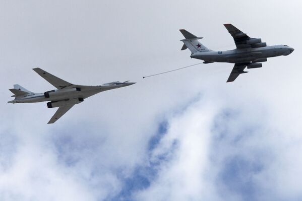 تدريبات العرض الجوي العسكري بمناسبة عيد النصر - طائرة للشحن بالوقود إيل-78 والقاذفة الاستراتيجية تو-160 (فلاديمير سوديتس) تحلقان فوق الساحة الحمراء في موسكو - سبوتنيك عربي